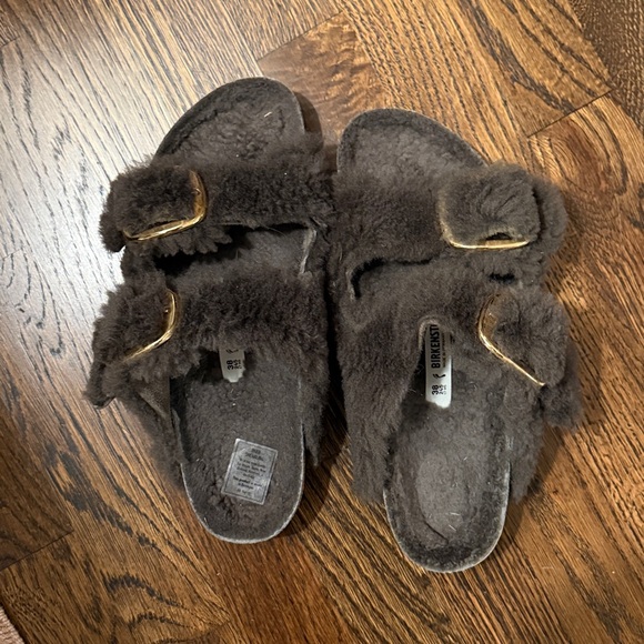 Birkenstock Concrete Grey Shearling Sandals with Gold Buckles - size 38 (7 -7.5) - Picture 1 of 5
